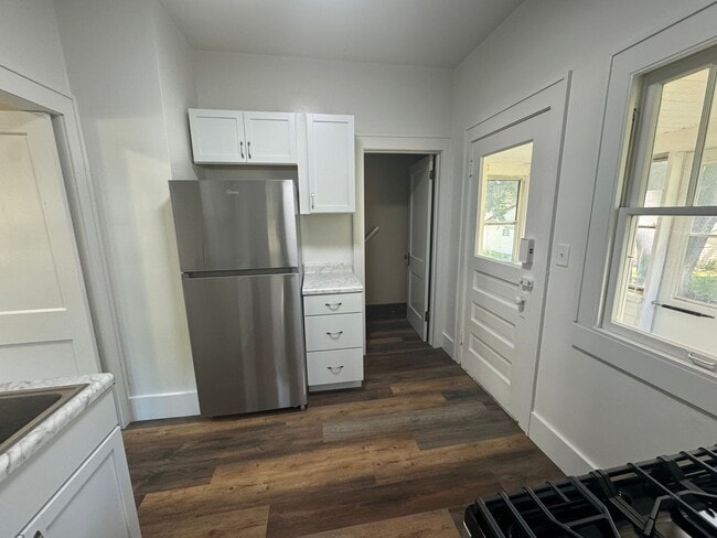 Building Photo - Updated 2 Bedroom Home in Moline | Fenced Yard | Central Air | Dishwasher