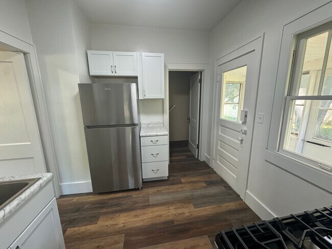 Foto del edificio - Updated 2 Bedroom Home in Moline | Fenced Yard | Central Air | Dishwasher
