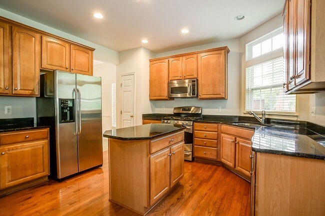 Building Photo - 616 Rainier Rd