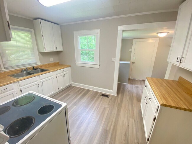 Foto del edificio - 2bd/1ba Remodeled House off Hwy 29 & Hwy 3 behind Bojangles