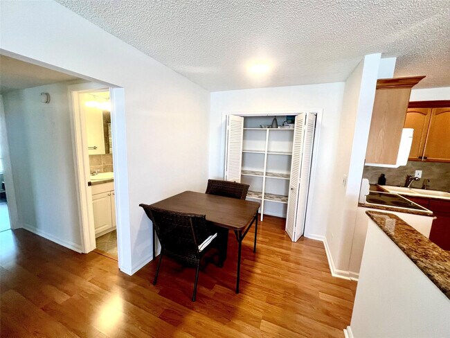 Foto del edificio - 6600 NE 22nd Way