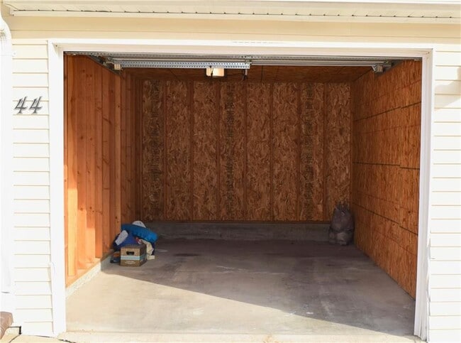 Building Photo - 1815 SW White Birch Cir #5