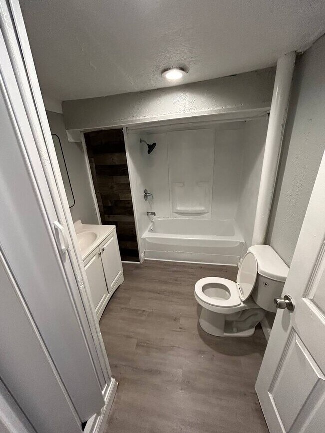 Foto del edificio - 3-Bedroom Single Family Home | Spacious La...