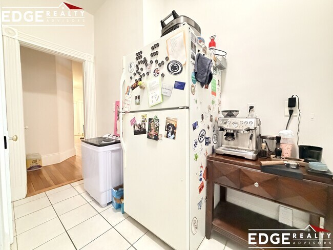 Foto del edificio - 79 Glenville Ave