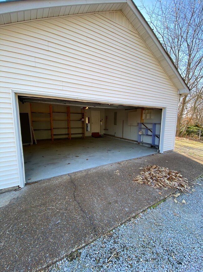 Building Photo - 2 Bed 2 Bath Home in Whites Creek. 20 minu...