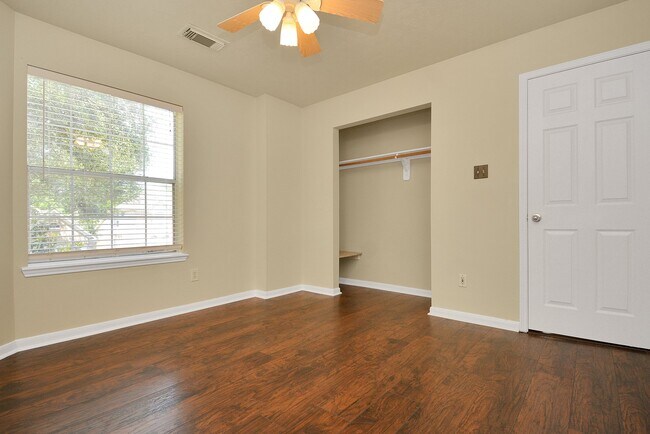 Foto del edificio - 4123 Valedon Ln