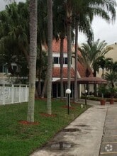 Building Photo - 120 Lakeview Dr