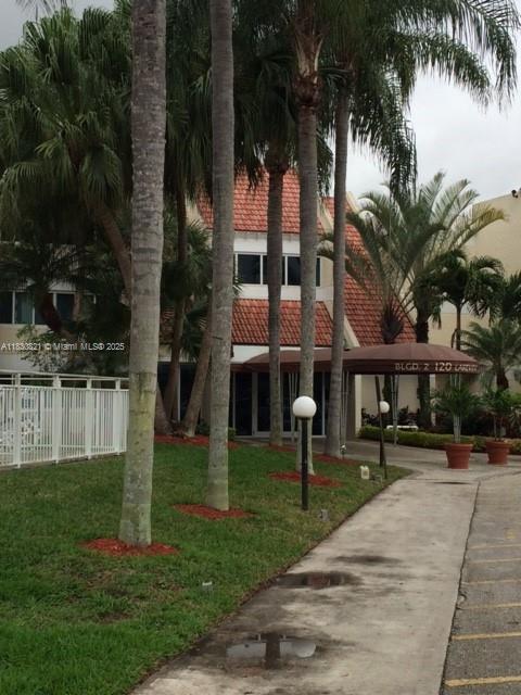 Foto principal - 120 Lakeview Dr
