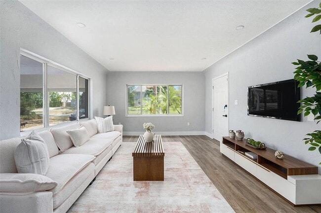 Building Photo - 4925 Alcazar Way S