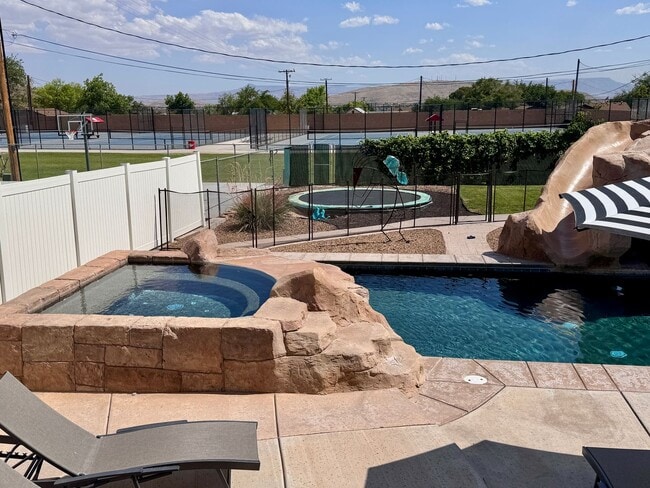 Foto del edificio - Stunning 7-Bedroom Home with Pool, EV-Read...