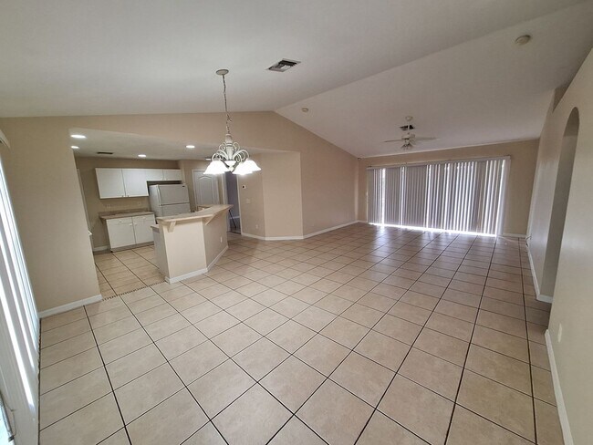 Foto del edificio - Single Family Home 3/2 , 2 car garage RECE...
