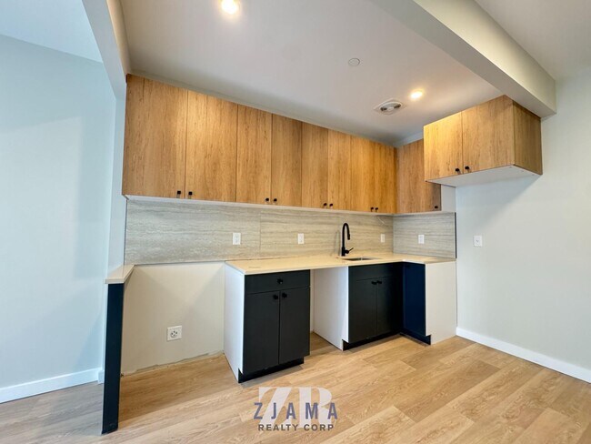 Foto del edificio - 1584 Fulton St