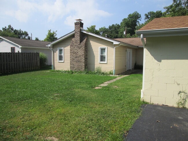 Building Photo - 2433 Bainbridge Ave