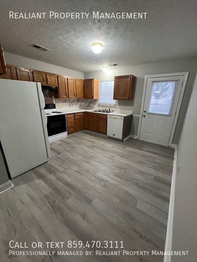 Building Photo - 1005 Pinoak Dr