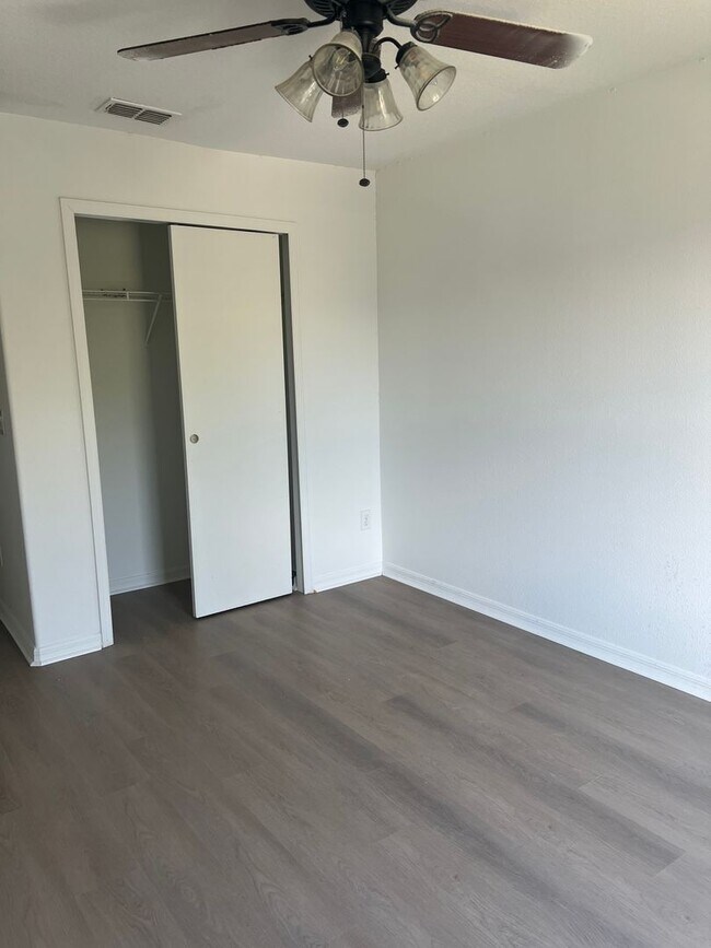 Building Photo - 3 Bedroom Townhome for Rent