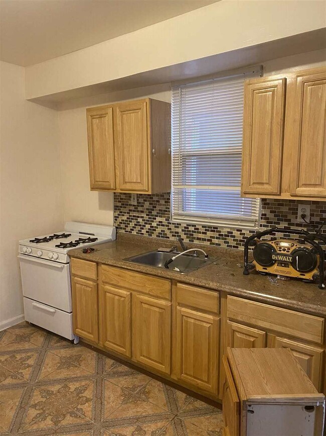 Building Photo - 52 Gates Ave