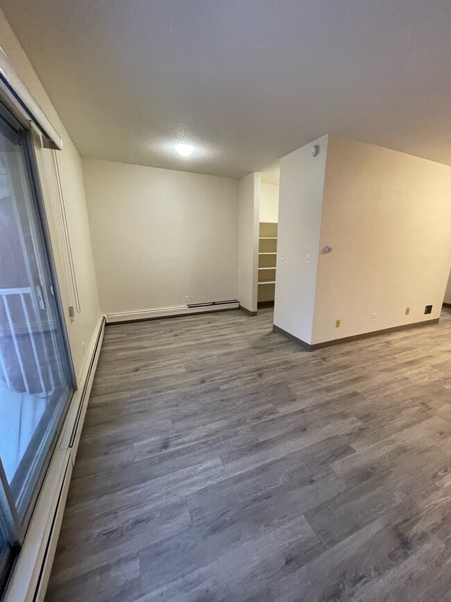 Photo du bâtiment - 13516-102 102 St NW