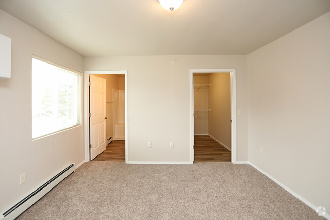 2BR, 2BA - 1,095 SF - East Gate Apartments