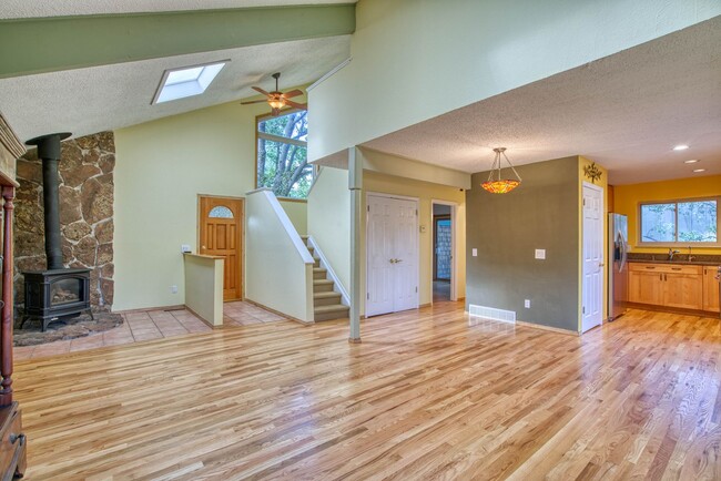 Building Photo - Charming 4 BD/1.5 BA Gunbarrel Home with G...