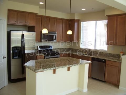 Building Photo - Gorgeous multi story condo in great location