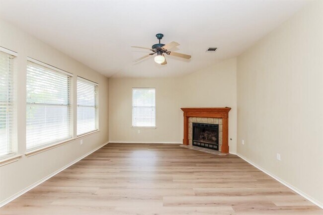 Foto del edificio - 1107 Rolling Ridge Dr