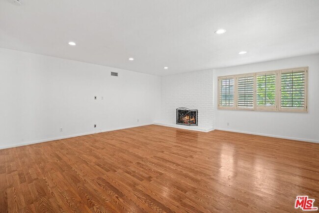 Building Photo - 3549 Stone Canyon Ave