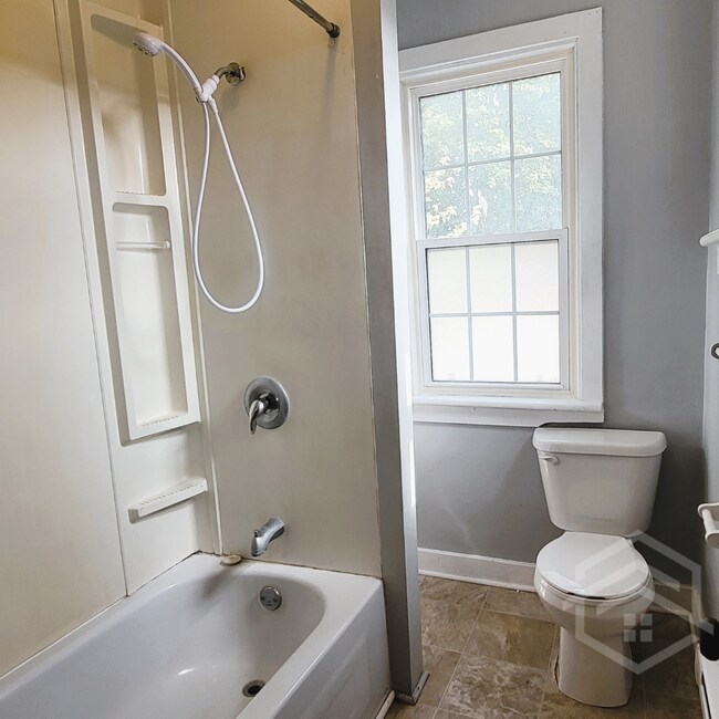 Photo du bâtiment - Convenient 2-Bedroom Upper Unit in Norwich!