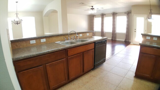 Foto del edificio - Cozy 3 bedroom, 2 bathroom single story in...
