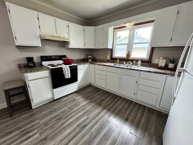 Foto del edificio - 3 Bed, 1 Bath Home for rent in Elk Run Heights