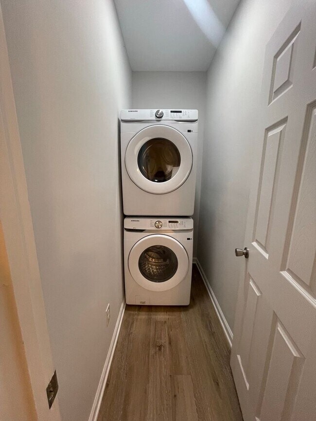 Foto del edificio - PRE-LEASING FOR AUGUST 2026!