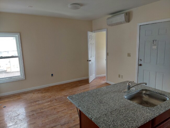 Foto del edificio - 76-76 New Park Ave