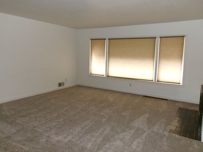 Building Photo - Beautiful 3 bedroom, 2 bath home w/4-car t...