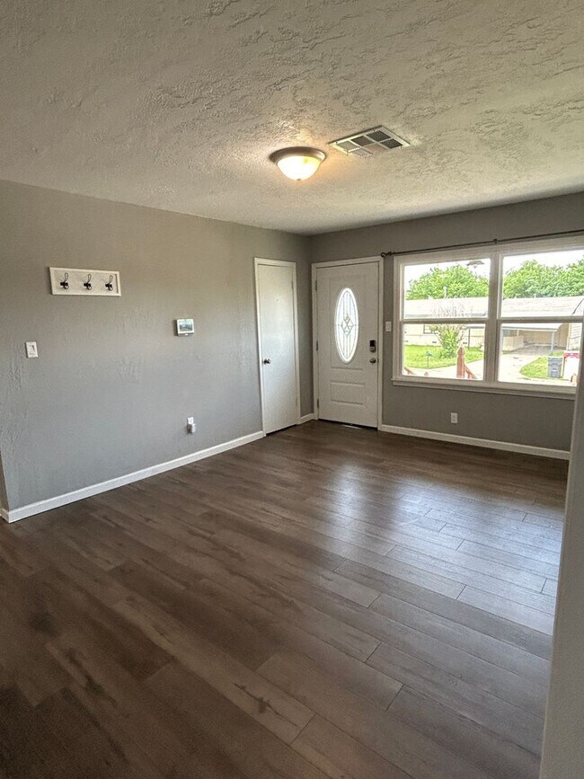 Foto del edificio - 4 bedroom, 1 3/4 bath available NOW!