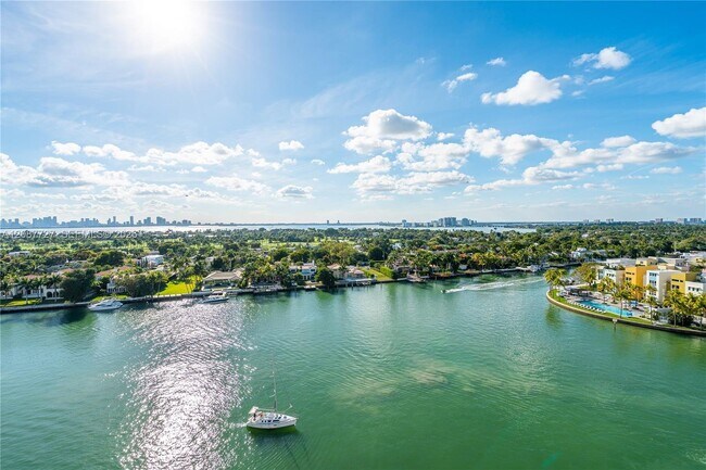 Foto del edificio - 5880 Collins Ave