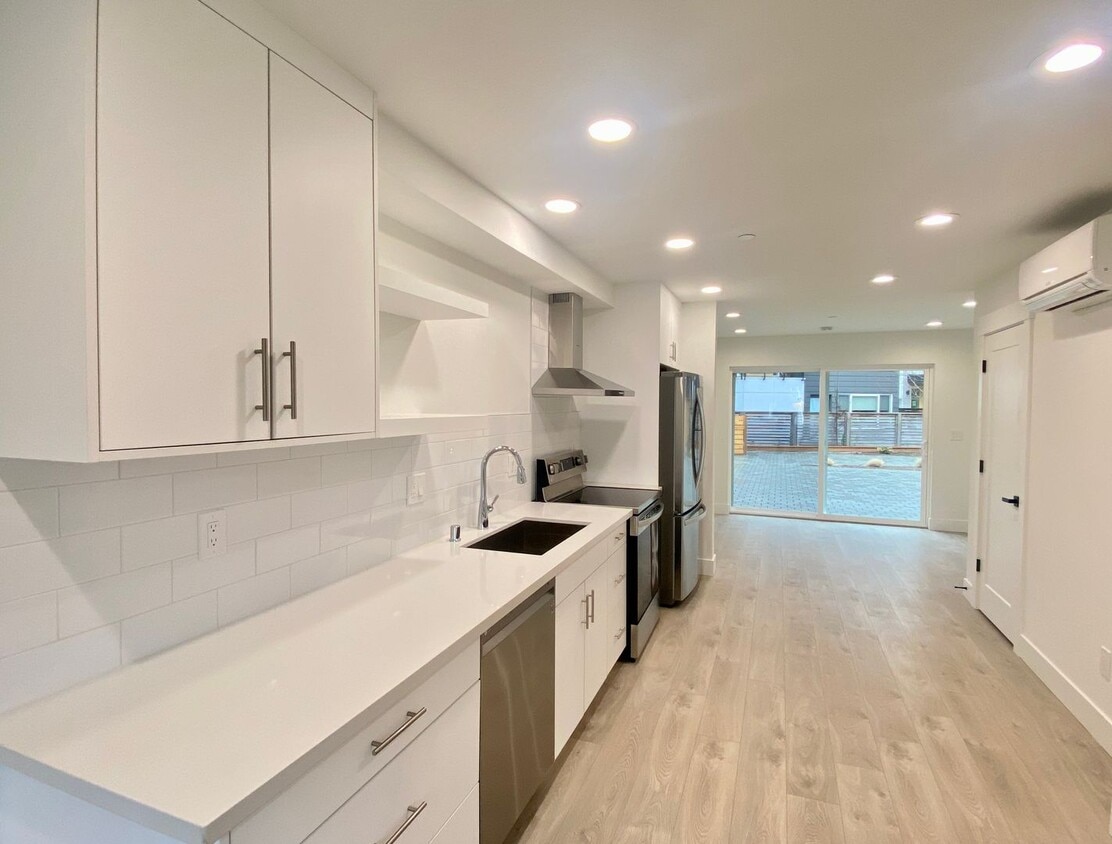 Foto principal - Nearly new 3B3B townhouse For Rent