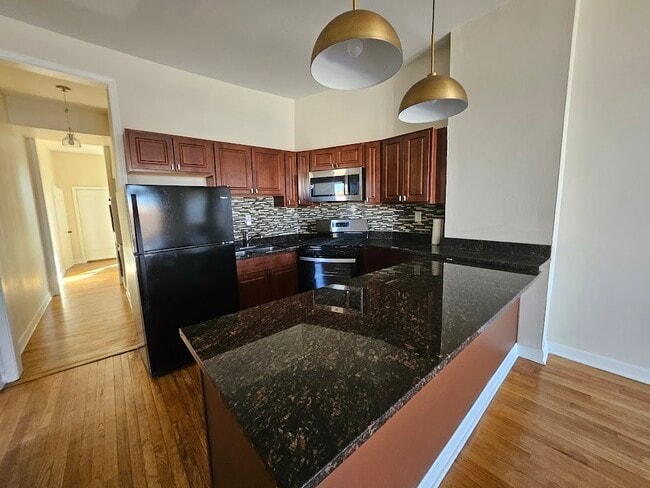 Building Photo - 2417 W Warren Blvd