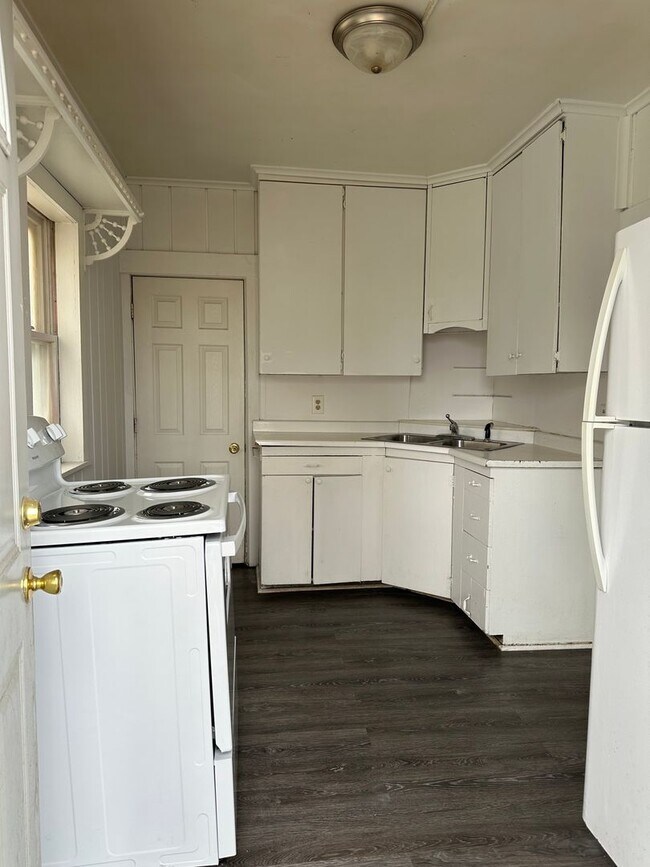 Foto del edificio - 2 Bedroom, 1 Bath House for Rent- 410 Randall