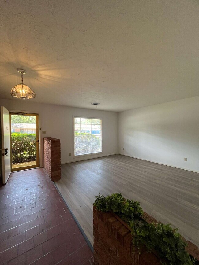 Foto del edificio - New Flooring in Living/Bedrooms & Other Up...