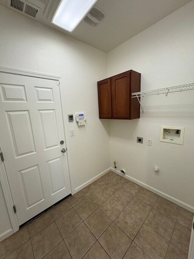 Foto del edificio - Corner Lot SW Visalia Home Available Now!
