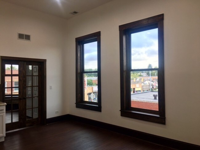 Foto del edificio - 313 E. Commercial