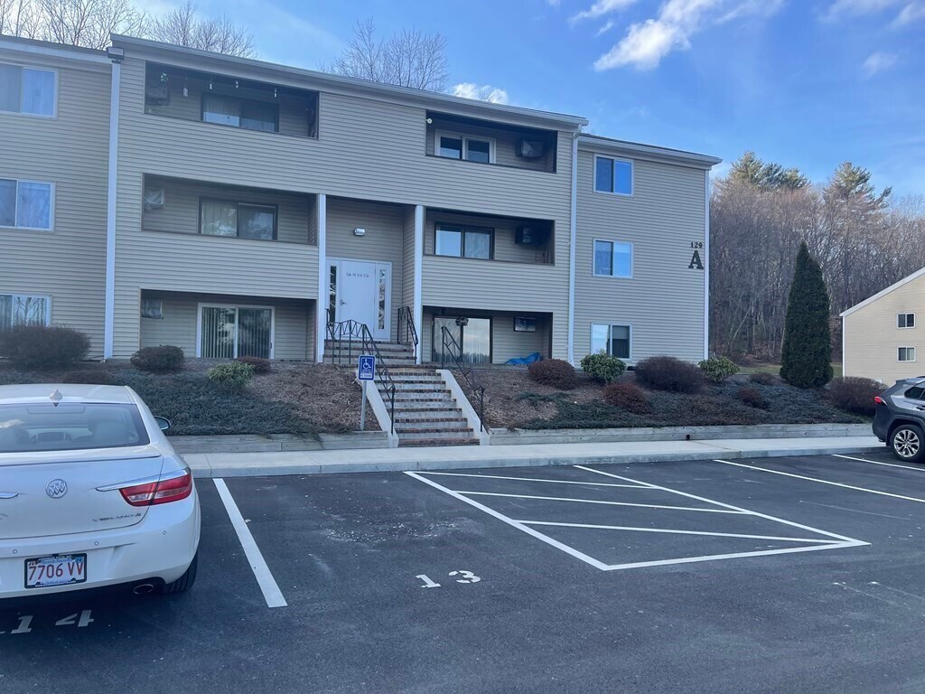 Foto principal - 129 Quaker Hwy