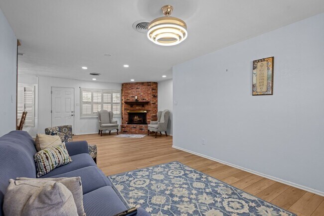 Foto del edificio - 3700 Fairmont Dr