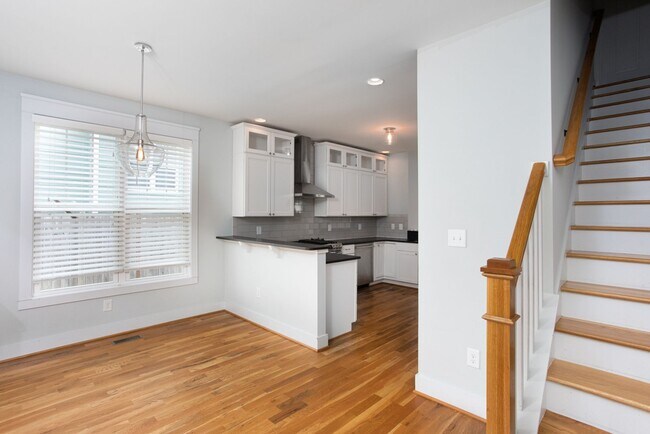 Foto del edificio - Downtown Durham Oasis! - Three Bedroom Home With Truly Unique Entire Top Floor Primary Suite