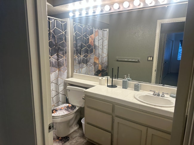 Foto del edificio - 4437 Rock Island Dr