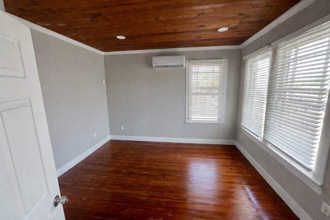 Foto del edificio - 2115 Broadway Avenue J