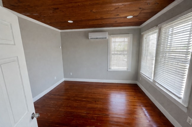 Building Photo - 2115 Broadway Avenue J