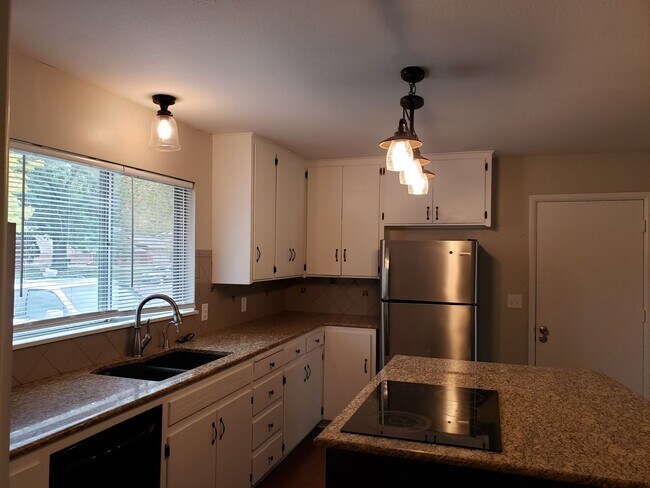 Foto del edificio - 4 bed / 1 bath 2 car garage home available...