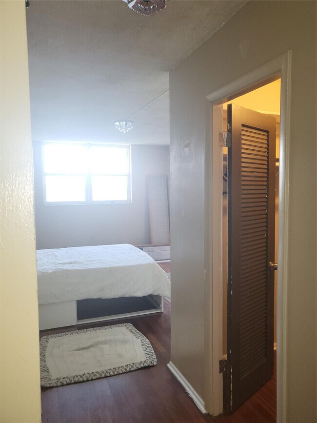 Building Photo - 1075 NE Miami Gardens Dr