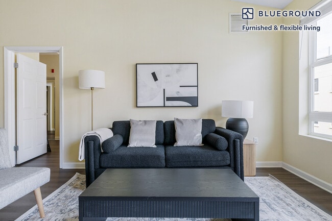 Building Photo - 853 Commodore Dr