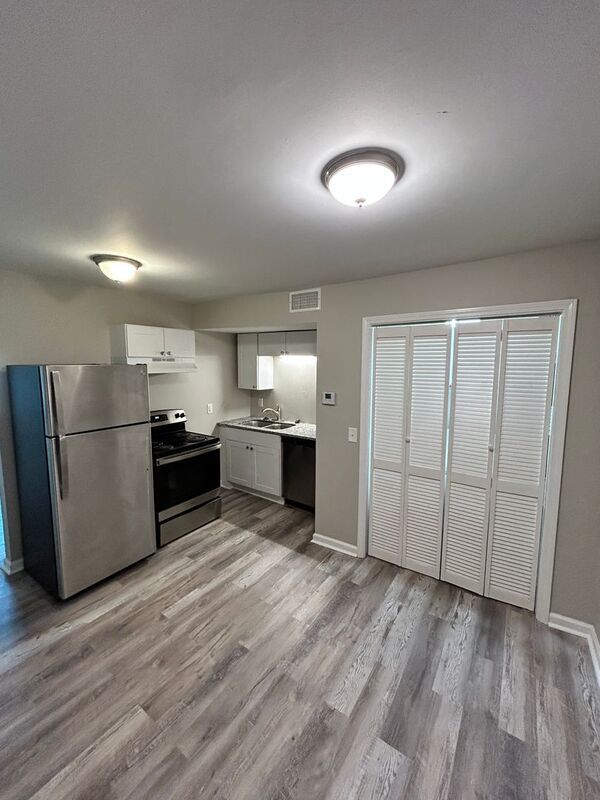 Building Photo - 2321 Oak Ct